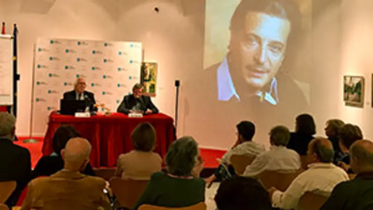 3. La sala con el ponente, Enrique Paz, Ramón Jiménez, con parte del público que asistió y la imágen de Kraus proyectada