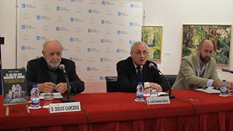 El delegado de la Xunta, José Ramón Ónega, interviniendom, flanqueado por Diego Carcedo y Víctor López  