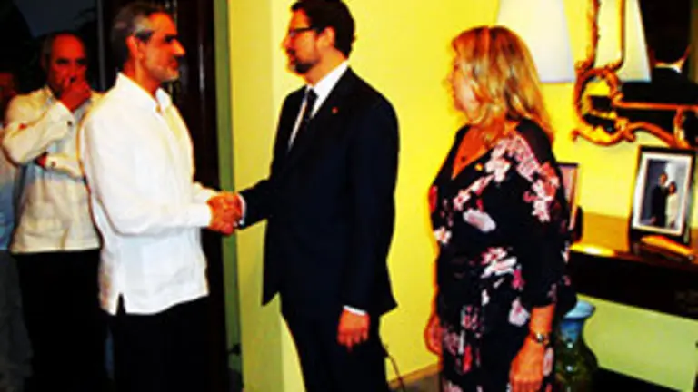 18.Cuba-Dia Nacional.Recibiendo a los participantes