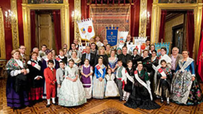 Recepción casas regionales en Navarra.Las y los representantes de las casas regionales, en el Salón del Trono junto a la consejera Ollo y el director general de Comunicación.