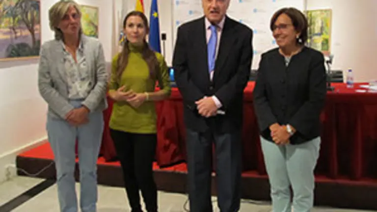 El delegado de la Xunta, José Ramón Ónega, con las directivas de la Fundación Barrié Isabel Pérez (D) y de SocialCo, Virginia Moraleda, (2&ordf; I) y Ana Rodríguez, coordinadora de la Casa 
