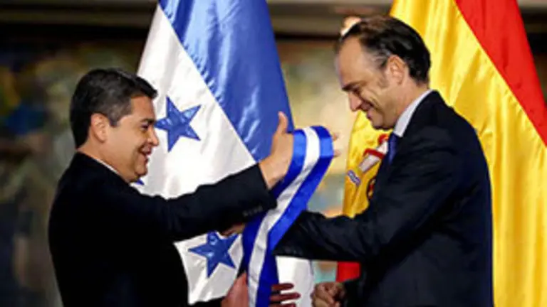 Honduras-Condecoración embajador1