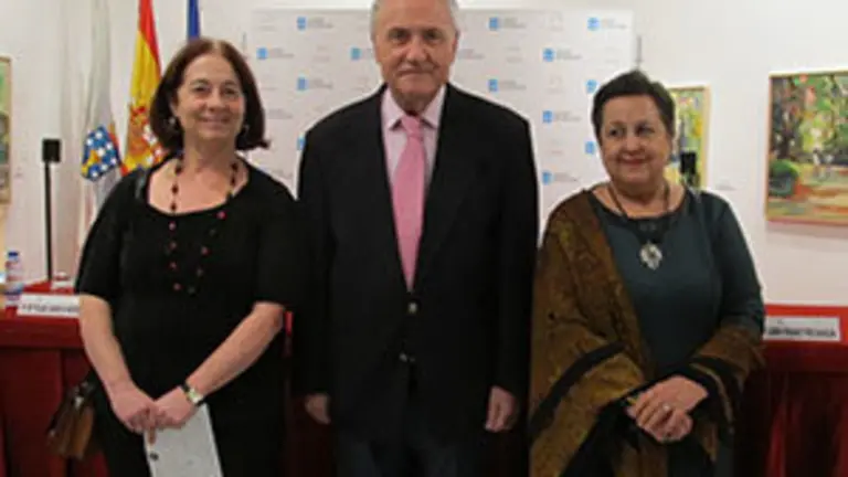 La profesora Carme Fdez. Pérez-Sanjulián, el delegado de la Xunta, José Ramón Ónega, y la profesora y escritora Pilar García Negro