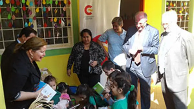 Paraguay-Entrega juguetes