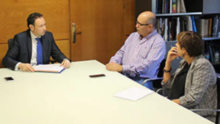 2017_10_27 Consejero Presidencia y presidente Centro Asturiano Sevilla 2