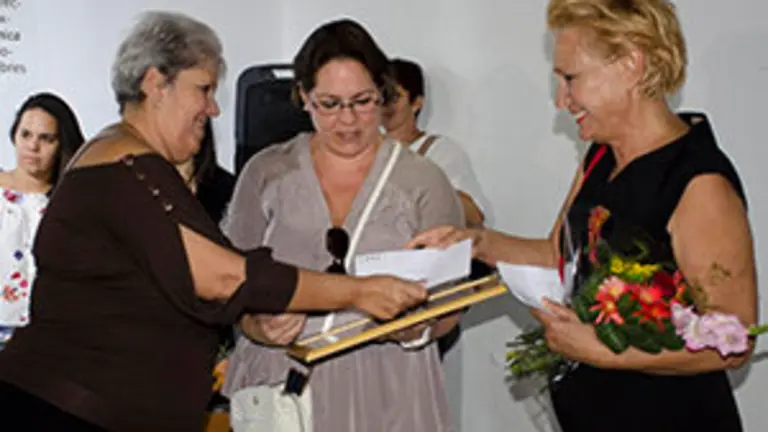 Entrega de premio_Concha Fontenla y Meira Marrero