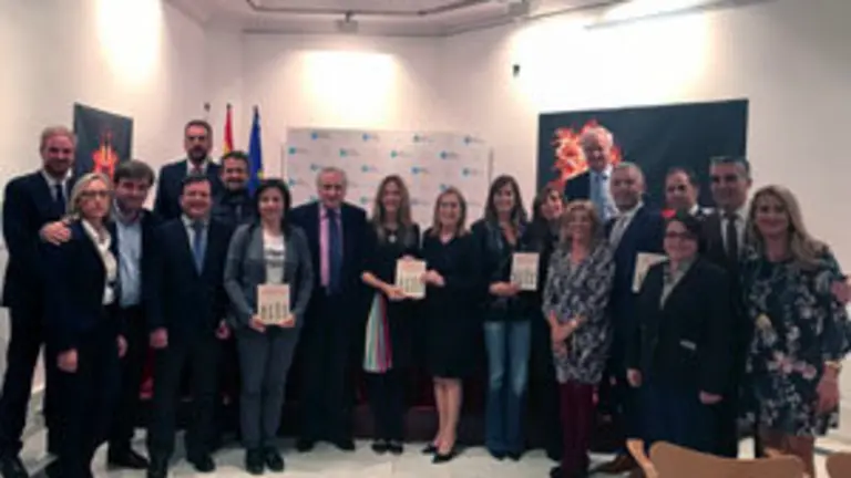 1.La presidenta del Congreso Ana Pastor y el  delegado de la Xunta en Madrid José Ramón Ónega con la autora Marta González (entre ambos) con diputados y amigos en la Casa de Gal 