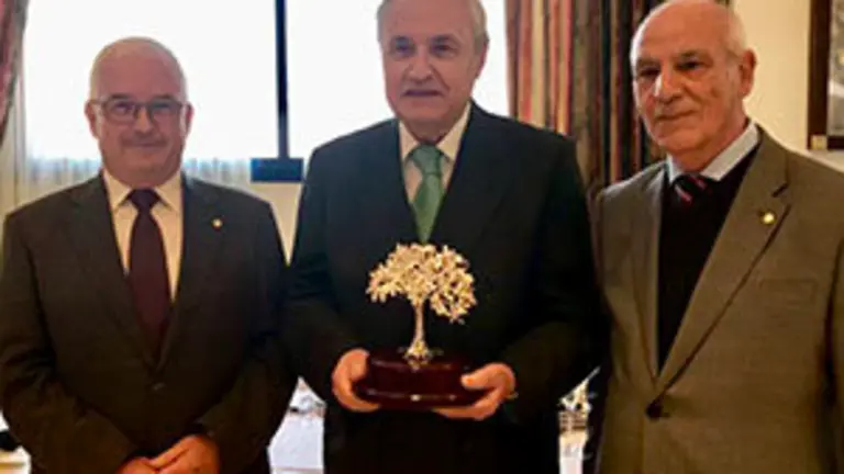 1. El delegado de la Xunta en Madrid José Ramón Ónega con el presidente y secretario de FAGAMA, Ovidio Cadenas y Fernando Gómez