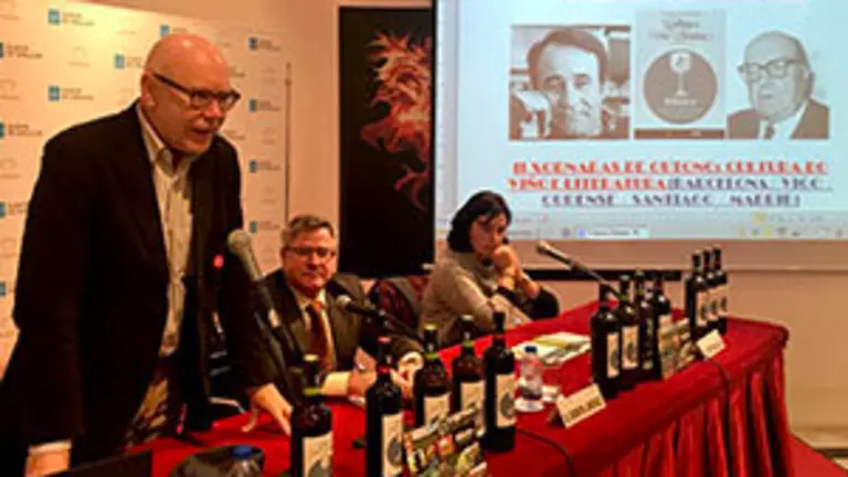 3. Xavier Castro en plena exposición, compartiendo mesa con Ramón Jiménez y Cristina Alcalá