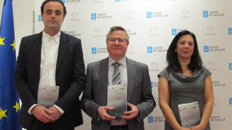 El escritor Salvador Mira, el coordinador de la Casa Ramón Jiménez y la filóloga Susa Diez de la Cortina posan con la novela antes de comenzar la presentación