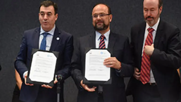 GRAF5125. GUADALAJARA(M&Eacute;XICO), 24/11/2017.- De izda. a dcha. El doctor Rom&aacute;n Rodr&iacute;guez Gonz&aacute;lez; el maestro Jaime Valls Esponda y el maestro Felix Garc&iacute;a Laus&iacute;n durante una firma de colaboraci&oacute;n hoy, jueves 23 de noviembre de 2017, en la ciudad de Guadalajara (M&eacute;xico). La Xunta de Galicia firm&oacute; hoy un convenio de colaboraci&oacute;n con la Asociaci&oacute;n Nacional de Universidades e Instituciones de Educaci&oacute;n Superior (Anuies), que fomentar&aacute; la cooperaci&oacute;n y la movilidad entre las tres universidades gallegas y 191 instituciones de ense&ntilde;anza superior en M&eacute;xico. Durante la Conferencia Internacional Anuies que se desarrolla en Guadalajara (oeste de M&eacute;xico) del 22 al 24 de noviembre, Rom&aacute;n Rodr&iacute;guez, consejero de Cultura, Educaci&oacute;n y Ordenaci&oacute;n Universitaria de la Xunta de Galicia, dijo a Efe que el acuerdo abre "una puerta" a una mayor relaci&oacute;n interuniversitaria que beneficiar&aacute; a estudiantes, profesores e investigadores de ambas partes. EFE/David Valdovinos