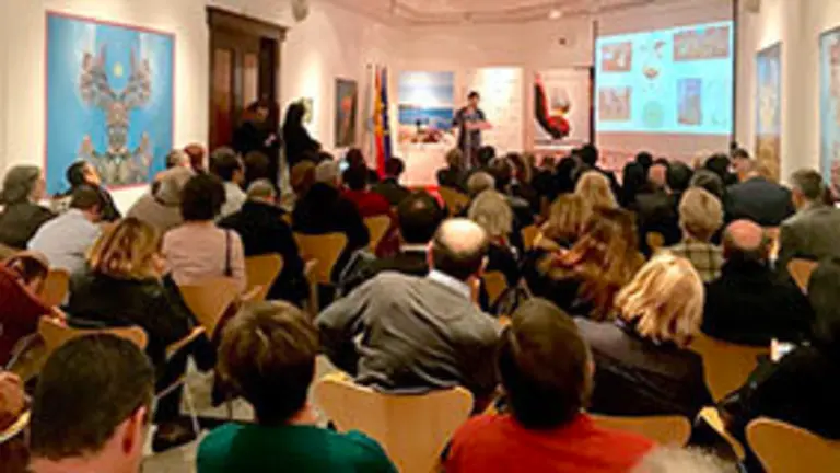 3.a Más de un centenar de personas acudieron a la Casa de Galicia a la presentación de O Salnés