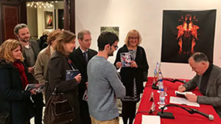 4. El autor, Marcelino Fernández Mallo firmando ejemplares de EL ÉMULO DE REGINALD PERRIN