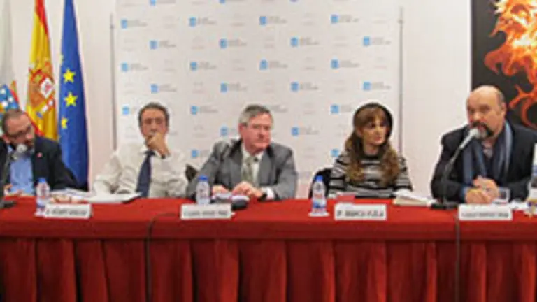 El editor Basilio Cañada interviene en la presentación ante sus compañeros de mesa