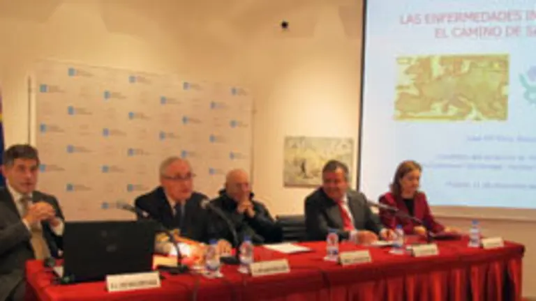 José María Eiros, José Ramón Ónega, José Manuel Romay Beccaría, Julio Ancochea e Inmaculada Ramos al inicio del acto, con una proyección