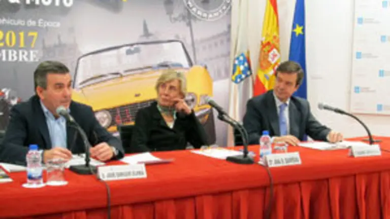 Elvira es seguido con atención por sus compañeros de mesa