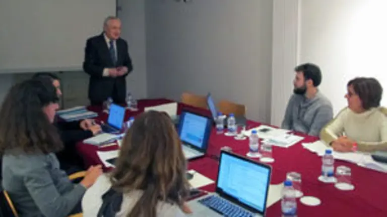 El delegado de la Xunta y director de la Casa de Galicia, José Ramón Ónega, cambia impresiones con la directora de Acción Social, María Isabel Pérez Martínez