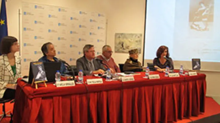 Amelia Serraller, María Tecla Portela Carreiro, Ramón Jiménez, Alfonso Armada, Liz Wittlin y Marta Porpetta, con una imagen proyectada de Sofía Casanova