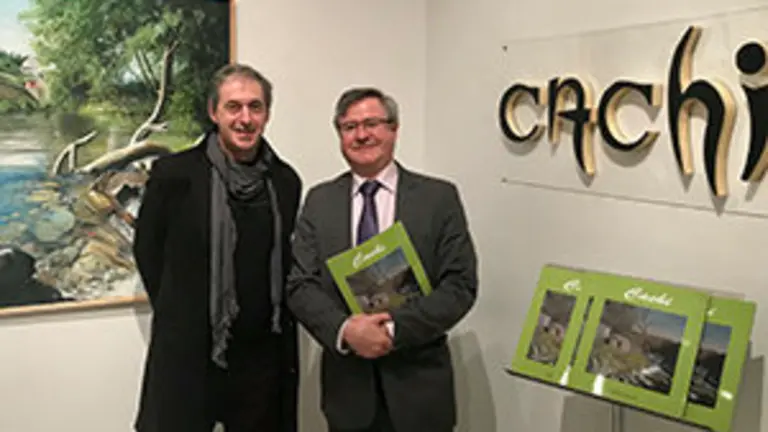 4. El artista Cachi y el coordinador de Actividades de la Casa Ramón Jiménez en la Sala A de la Casa de Galicia