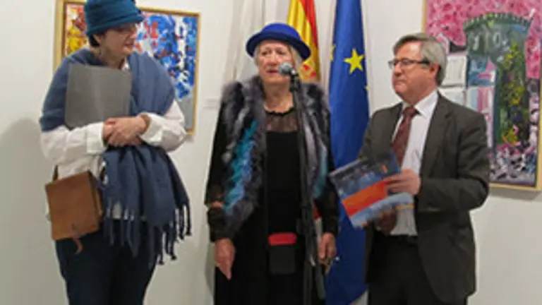 Las artistas plásticas Luisa Paz y Conchita (Concetta) Montenegro y el coordinador de Actividades Culturales de la Casa, Ramón Jiménez, en la presentación