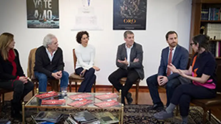 El Presidente D. Fernando Clavijo Batlle recibe a los Canarios nominados a los premios Goya 2018 a 16 de Enero de 2018. (Foto: Arturo Rodriguez/Presidencia GobCan)


Esta fotografÌa oficial del Gobierno de Canarias es solamente para uso editorial por medios de comunicaciÛn. La fotografÌa no puede ser manipulada de ninguna manera y no se puede utilizar en materiales comerciales y/o polÌticos, publicidad, correos electrÛnicos, productos, promociones que de alguna manera pueda sugerir la aprobaciÛn o respaldo del Presidente, o el Gobierno de Canarias.