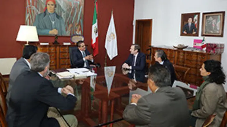 Mexico-Embajador con gobernador de Morelia