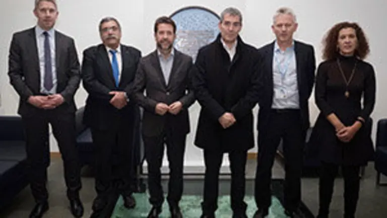 El Presidente D. Fernando Clavijo Batlle en visita oficial al Manchester City FC para mantener una reuniÛn en torno al proyecto Global City, a 18 de Enero de 2018. El Manchester City FC es pionero en eSports apostando por los valores del deporte integrados con los del mundo digital. (Foto: Arturo Rodriguez/Presidencia GobCan)


Esta fotografÌa oficial del Gobierno de Canarias es solamente para uso editorial por medios de comunicaciÛn. La fotografÌa no puede ser manipulada de ninguna manera y no se puede utilizar en materiales comerciales y/o polÌticos, publicidad, correos electrÛnicos, productos, promociones que de alguna manera pueda sugerir la aprobaciÛn o respaldo del Presidente, o el Gobierno de Canarias.