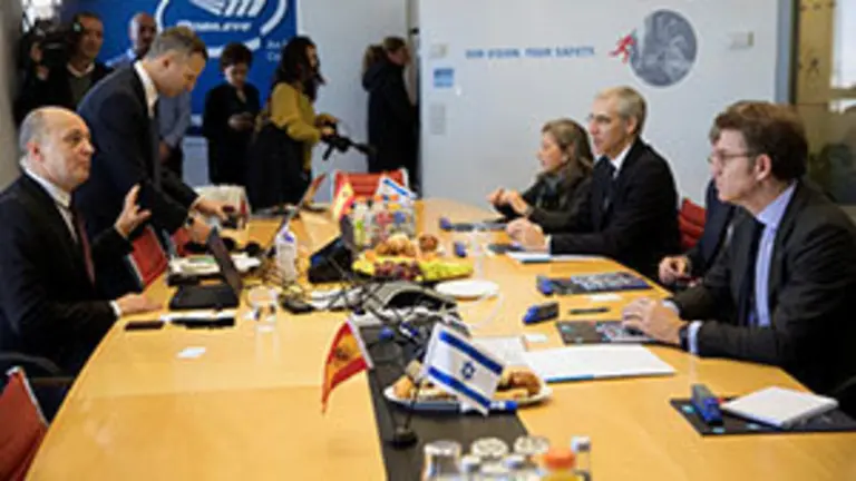 GRAF1386. JERUSAL&Eacute;N, 31/01/2018.- El presidente de la Xunta de Galicia, Alberto N&uacute;&ntilde;ez Feij&oacute;o (d), y el conselleiro de Econom&iacute;a, Francisco Conde (2d), durante la reuni&oacute;n que ha mantenido hoy con los directivos de la compa&ntilde;&iacute;a tecnol&oacute;gica Mobileye an Intel Company durante su visita a las oficinas. EFE/ Oren Ziv