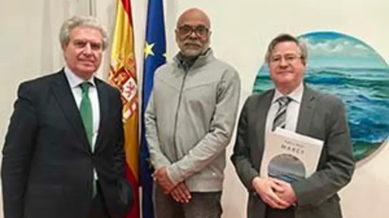 1. El escritor y exministro César A. Molina con el artista Keith L. Boyd y el coordinador de Actividades de la Casa Ramón Jiménez