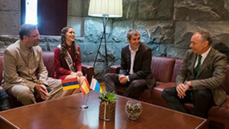 El Presidente D. Fernando Clavijo Batlle  recibe a ìla Reina del Hogar Canario de Venezuelaî, acompaÒada del Vicepresidente de dicha Entidad, en Presidencia de Tenerife a 6 de Febrero 2018. (Foto: Manuel LÈrida/Presidencia GobCan)


Esta fotografÌa oficial del Gobierno de Canarias es solamente para uso editorial por medios de comunicaciÛn. La fotografÌa no puede ser manipulada de ninguna manera y no se puede utilizar en materiales comerciales y/o polÌticos, publicidad, correos electrÛnicos, productos, promociones que de alguna manera pueda sugerir la aprobaciÛn o respaldo del Presidente, o el Gobierno de Canarias.