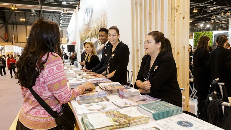 12:00 Estand de Cantabria, FITUR, Madrid. El presidente de Cantabria, Miguel Ángel Revilla, junto con la vicepresidenta y consejera de Universidades e Investigación, Medio Ambiente y Política Social, Eva Díaz Tezanos, y varios consejeros, preside los actos del Día de Cantabria en FITUR. 19 de enero de 2018 Raúl Lucio