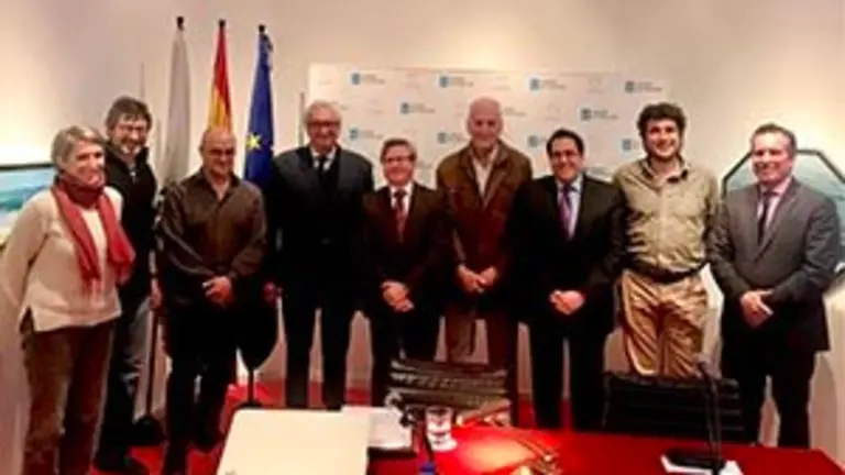 1. El coordinador de Actividades Ramón Jiménez (centro) con José M.&ordf; Peláez (cuarto por izqda.)  y el gerente de Llardy Daniel Marugán con miembros de Escuela Esgrima Ateneo