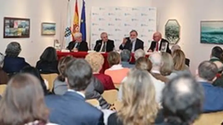 Los asistentes siguieron con mucha atención las explicaciones sobre la novela