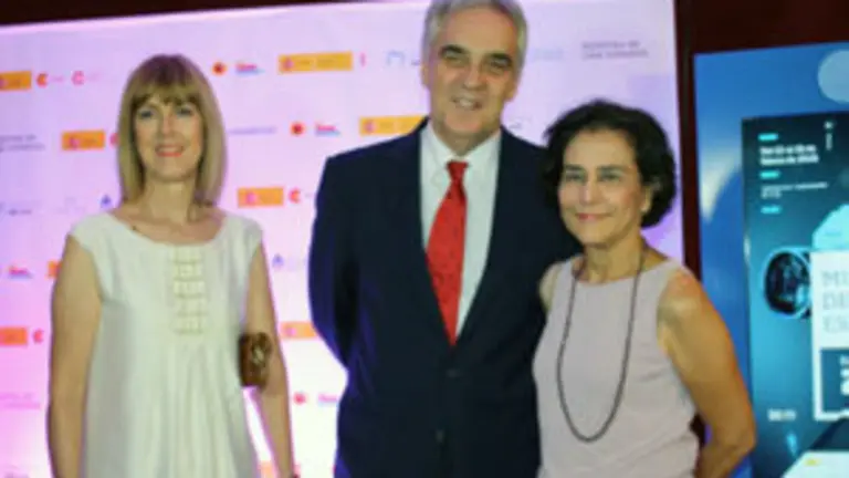 Embajador esposa y Pilar Ruiz 2