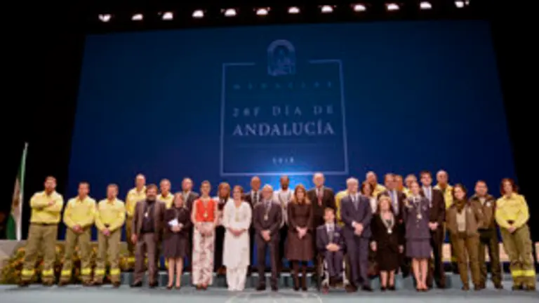 La presidenta de la Junta, Susana D&Atilde;&shy;az, en el acto de entrega de las medallas  a los galardonados con motivo del 28 de Febrero d&Atilde;&shy;a de la comunidad./28/02/2018- Foto: OPJA(GC). Fotograf&Atilde;&shy;a oficial de la Junta de Andaluc&Atilde;&shy;a, se pone a disposici&Atilde;&sup3;n solamente para su publicaci&Atilde;&sup3;n por las organizaciones de noticias y/o para la impresi&Atilde;&sup3;n de uso personal por parte del sujeto (s) de la fotograf&Atilde;&shy;a. La fotograf&Atilde;&shy;a no puede ser manipulada de ninguna manera y no se puede utilizar en materiales comerciales o pol&Atilde;&shy;ticos, los anuncios, productos, promociones que de alguna manera sugieran aprobaci&Atilde;&sect;&Atilde;&sup3;n o respaldo de la Junta de Andaluc&Atilde;&shy;a.