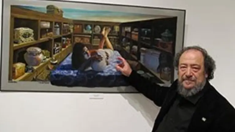 J. Méndez ante una de sus obras