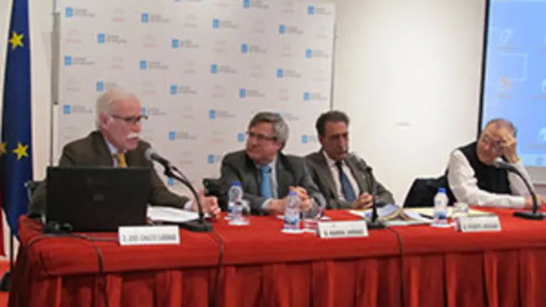 José Ignacio Cadenas atentamente escuchado por sus compañeros de mesa, Ramón Jiménez, Vicente Araguas y Antonio Polo