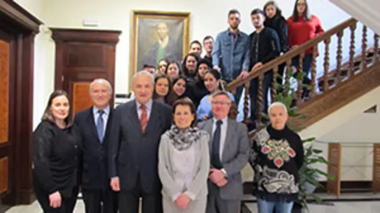 El delegado de la Xunta -el primera fila, tercero por la izda-, con estudiantes y formadoras de la EFA-Piñeiral, José Cerdeira y Ramón Jiménez 