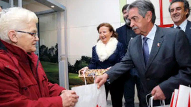 Aeropuerto Seve Ballesteros 
	El presidente de Cantabria, Miguel Ángel Revilla, y el consejero de Innovación, Industria, Turismo y Comercio, Francisco Martín, reciben a los pasajeros del primer vuelo procedente de Budapest, operado por Ryanair. 
26 MAR 18