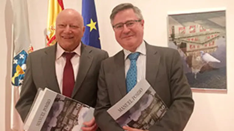 5. El autor, Manuel Pombo, y el coordinador de Actividades de la Casa, Ramón Jiménez, posan con el catálogo de la muestra ante la obra CONCELLO DE FERROL