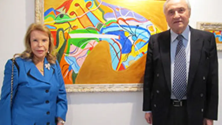 La artista Yolanda d'Augsburg y el delegado de la Xunta, José Ramón Ónega, ante el cuadro &acute;Inquietudes de la luna de abril&acute;