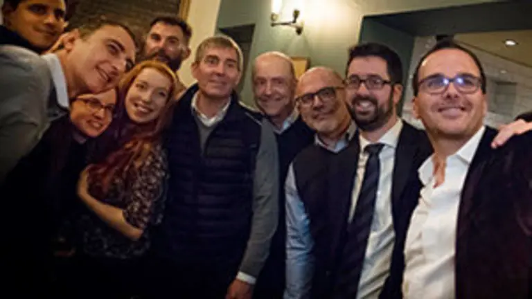 El Presidente D. Fernando Clavijo Batlle se re˙ne con canarios y canarias residentes en la ciudad de Londres a 4 de Abril de 2018. (Foto: Arturo Rodriguez/Presidencia GobCan)


Esta fotografÌa oficial del Gobierno de Canarias es solamente para uso editorial por medios de comunicaciÛn. La fotografÌa no puede ser manipulada de ninguna manera y no se puede utilizar en materiales comerciales y/o polÌticos, publicidad, correos electrÛnicos, productos, promociones que de alguna manera pueda sugerir la aprobaciÛn o respaldo del Presidente, o el Gobierno de Canarias.