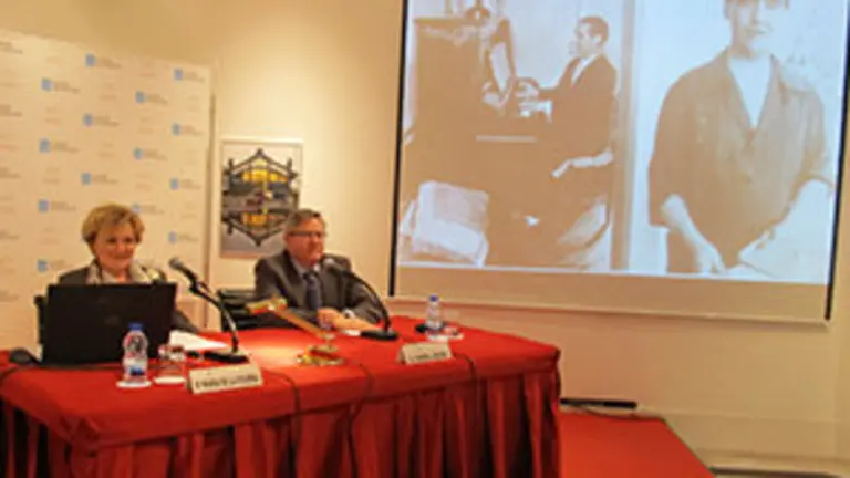 María de la Figuera, en su disertación, acompañada por Ramón Jiménez, con una proyección de García Lorca