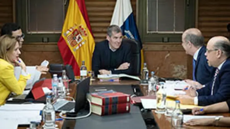 El Presidente D. Fernando Clavijo Batlle asiste al consejo de gobierno a 16 de Abril de 2018. (Foto: Arturo Rodriguez/Presidencia GobCan)


Esta fotografÌa oficial del Gobierno de Canarias es solamente para uso editorial por medios de comunicaciÛn. La fotografÌa no puede ser manipulada de ninguna manera y no se puede utilizar en materiales comerciales y/o polÌticos, publicidad, correos electrÛnicos, productos, promociones que de alguna manera pueda sugerir la aprobaciÛn o respaldo del Presidente, o el Gobierno de Canarias.
