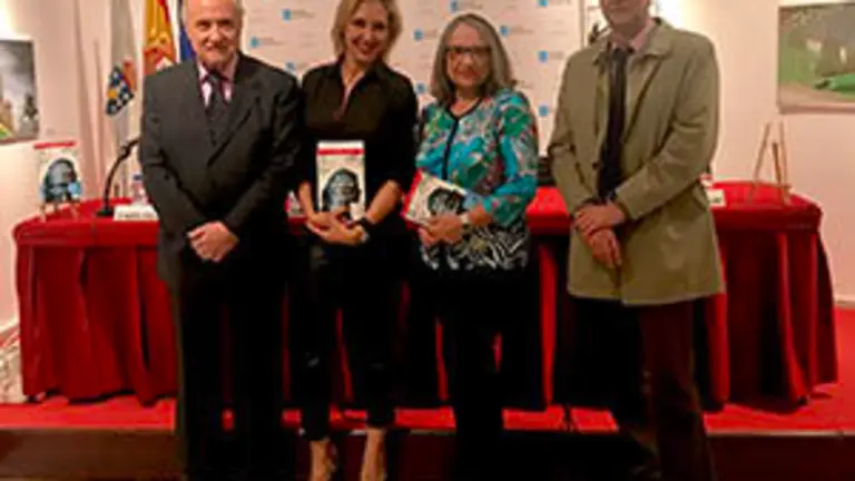 2. Ante la mesa, De izqda a dcha. el delegado de la Xunta José Ramón Ónega, la periodista y escritora Marta Robles, la autora Milagros Frías, y el editor Miguel Ángel Matellanes