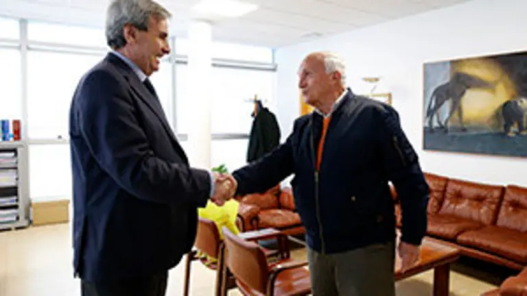 El consejero de Presidencia y Justicia, Rafael de la Sierra, recibe al representante de la Casa de Cantabria en Rosario, Argentina.
11 abr 18