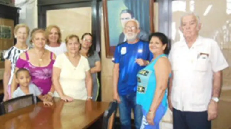 Cuba.Alumnos de gallego posan junto a Fontenla Leal