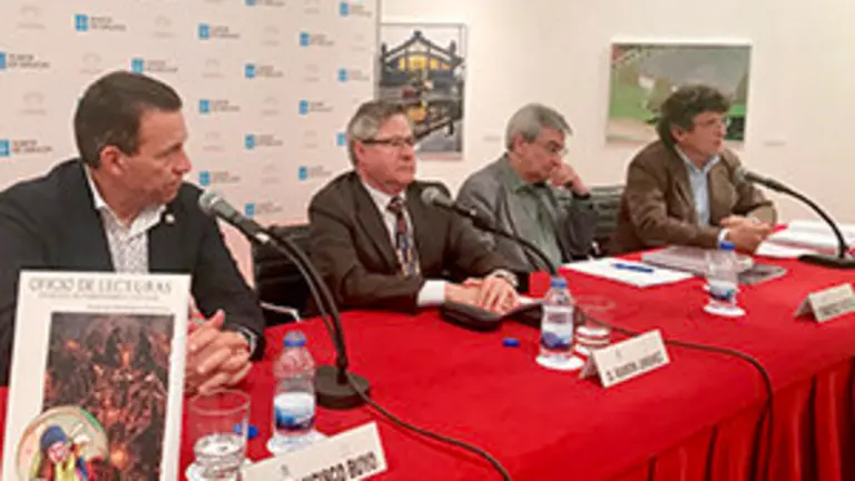 2. En la mesa,  con el libro en primer término, el exfutbolista Paco Buyo, el coordinador Ramón Jiménez  y los profesores Francisco Rodríguez Pastoriza y Ramón Cobo