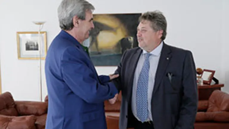 13:00.- Despacho del consejero.
El consejero de Presidencia y Justicia, Rafael de la Sierra, recibe al presidente de la Casa de Cantabria en Madrid, José Manuel Conde. 
nr ©
19 abr 18