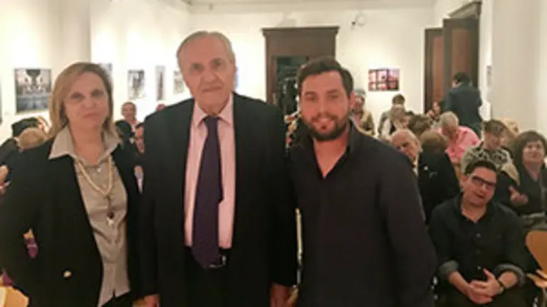 1. Pilar Falcón, el delegado de la Xunta en Madrid José Ramón Ónega y el director Rubén Riós, minutos antes de la proyección de VIDA e MÁIS CA VIDA